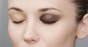 Las terribles lesiones oculares de una mujer que se desmaquilló mal durante años