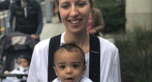 Le piden en el aeropuerto que demuestre que su hijo es suyo con publicaciones de Facebook