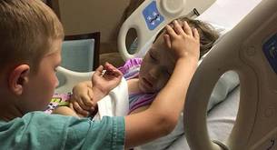 La desgarradora imagen de un niño consolando a su hermana poco antes de morir