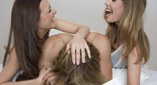 ¿Cómo hacer un trío con tu pareja y una amiga?