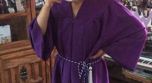 Recicla su toga de graduación y se hace viral