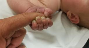 Un bebé es rescatado después de ser enterrado vivo