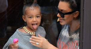 Critican a Kim Kardashian por hacerle este peinado a su hija