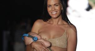 La modelo Mara Martin amamanta a su hija mientras desfila