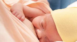 Nace el primer bebé de un transplante de útero entre gemelas