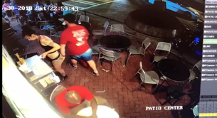 La reacción de esta camarera cuando un cliente le toca el culo es épica