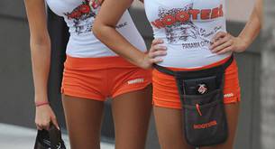 Expedientan a la cadena Hooters por el uniforme de sus camareras