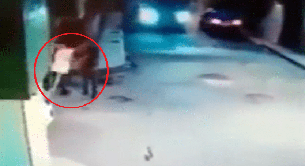 Un taxista baja del taxi para defender a una mujer que estaba siendo agredida