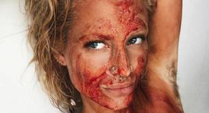 Mujer maquilla su rostro con su sangre de la menstruación