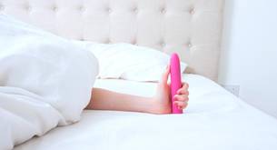 Se divorcia y se ROMPE LA VAGINA con un vibrador