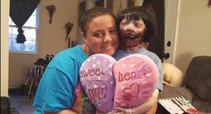 Una mujer se casa con su muñeca zombie