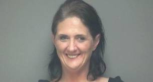 La policía detiene a ESTA MUJER por regalar dulces CON SORPRESA a los niños