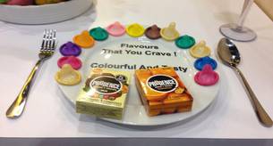 El preservativo que se pone a cuatro manos para garantizar el consentimiento