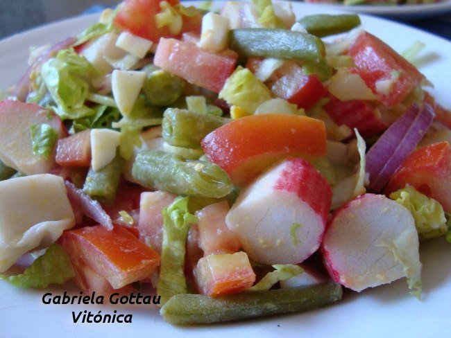 Ensalada de judías y surimi. Receta saludable